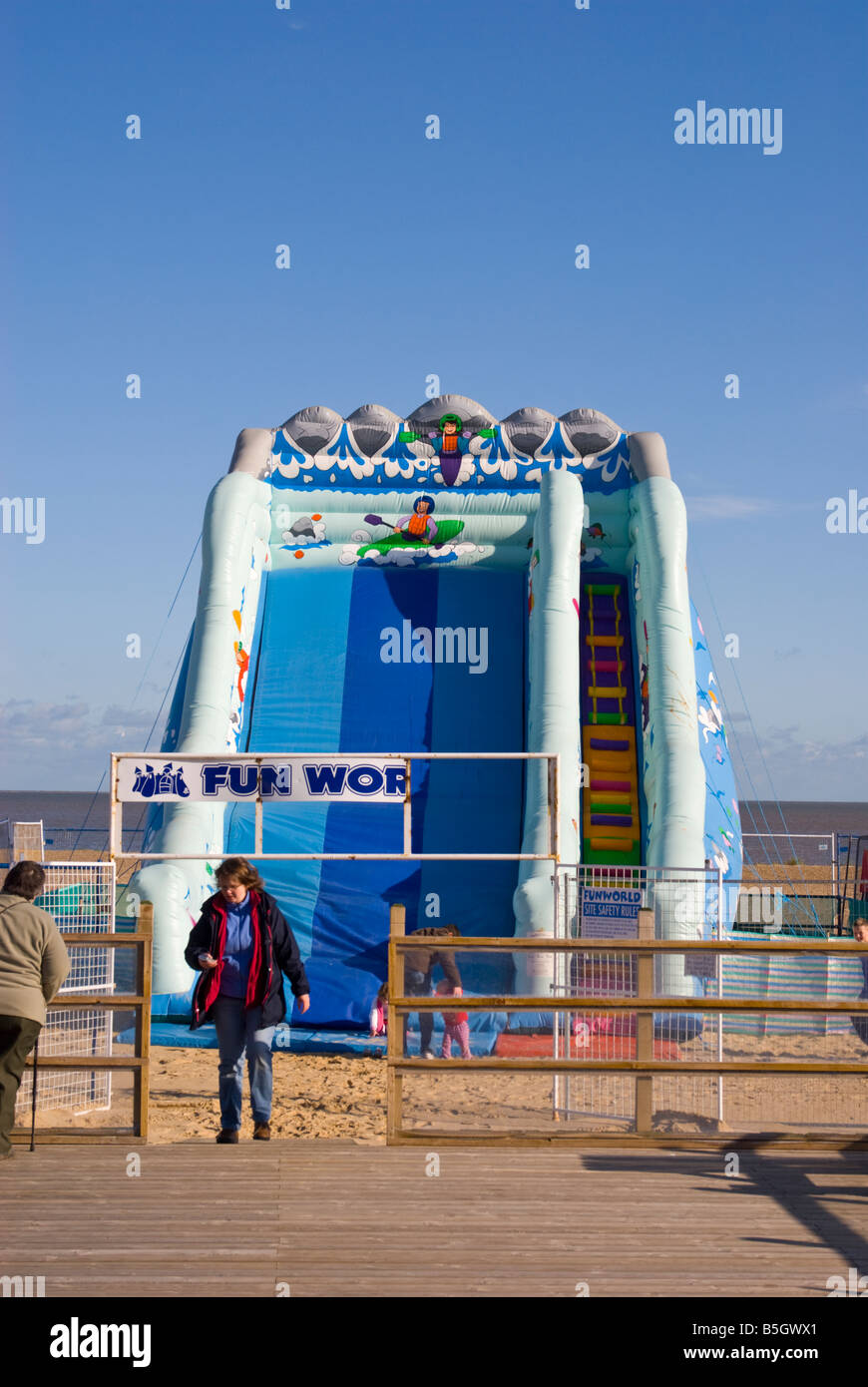 Grande bouncy castello slitta sulla spiaggia di Great Yarmouth Norfolk Regno Unito Foto Stock