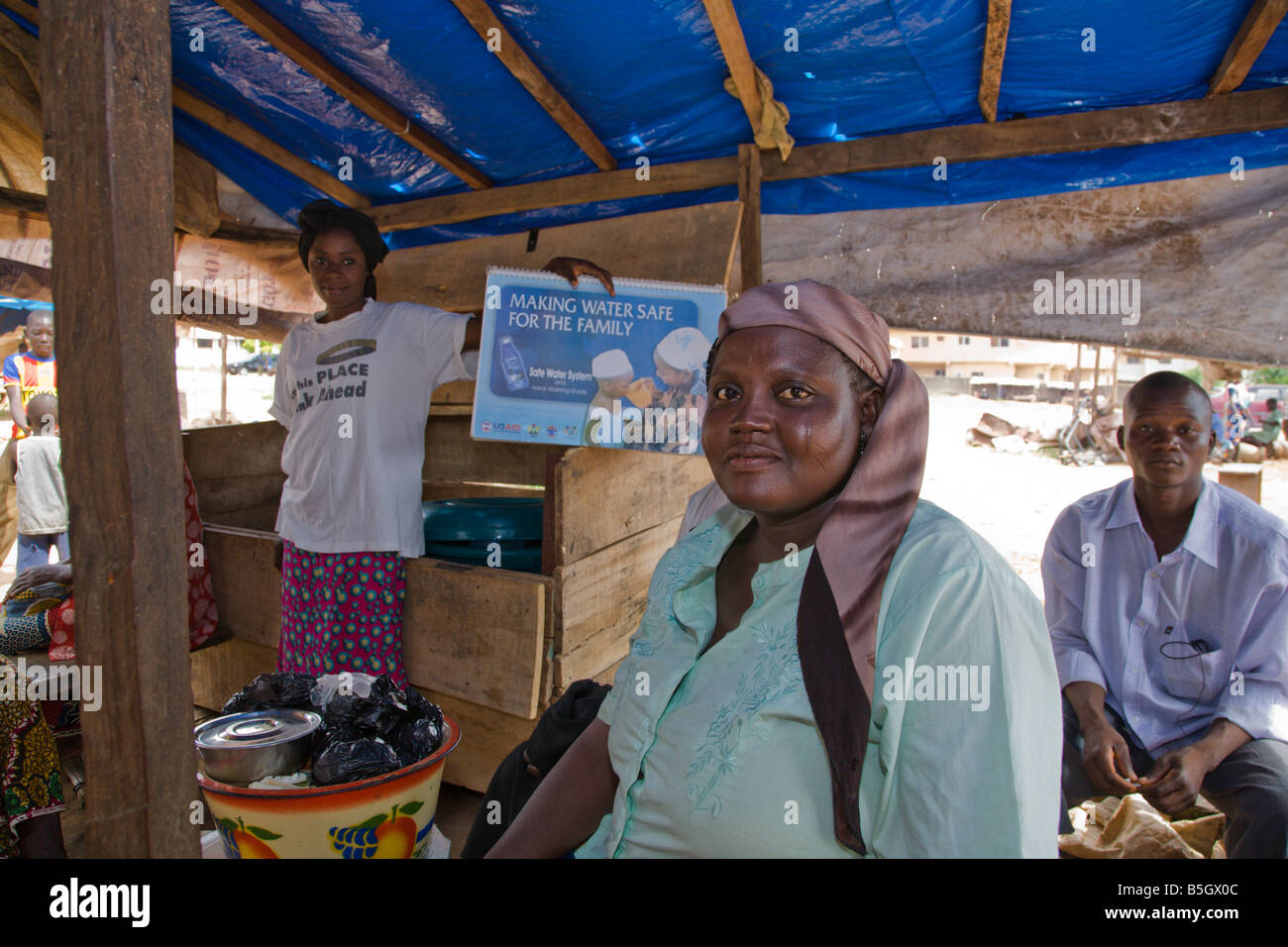 Una società per la Famiglia Salute (SFH) comunicazione interpersonale conduttore del Durumi area di mercato di Abuja, Nigeria conduce un sess Foto Stock