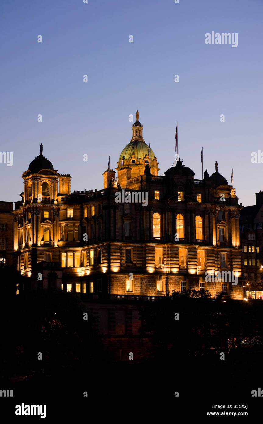 Illuminata Lloyds Banking Group, Bank of Scotland (ex Hbos) sede, Edimburgo, Scozia, Regno Unito, Europa Foto Stock