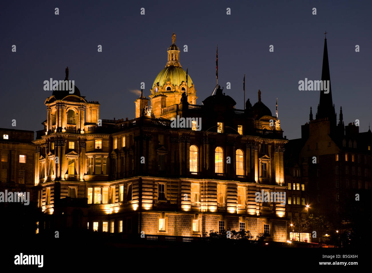 Illuminata Lloyds Banking Group, Bank of Scotland (ex Hbos) sede, Edimburgo, Scozia, Regno Unito, Europa Foto Stock