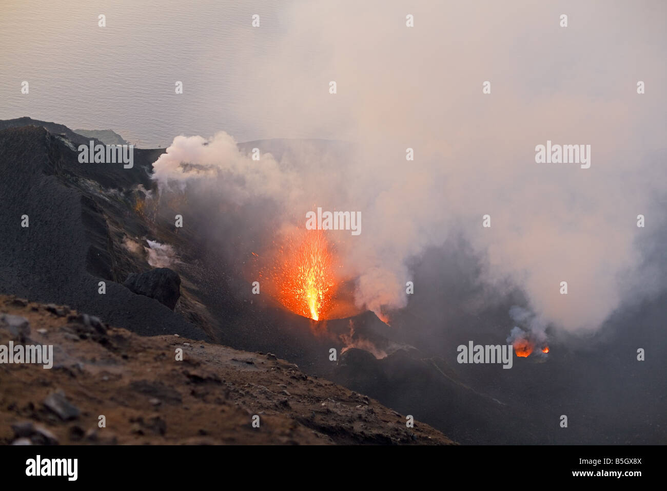 Stromboli è un cratere con un'eruzione dalla bocca NW Foto Stock