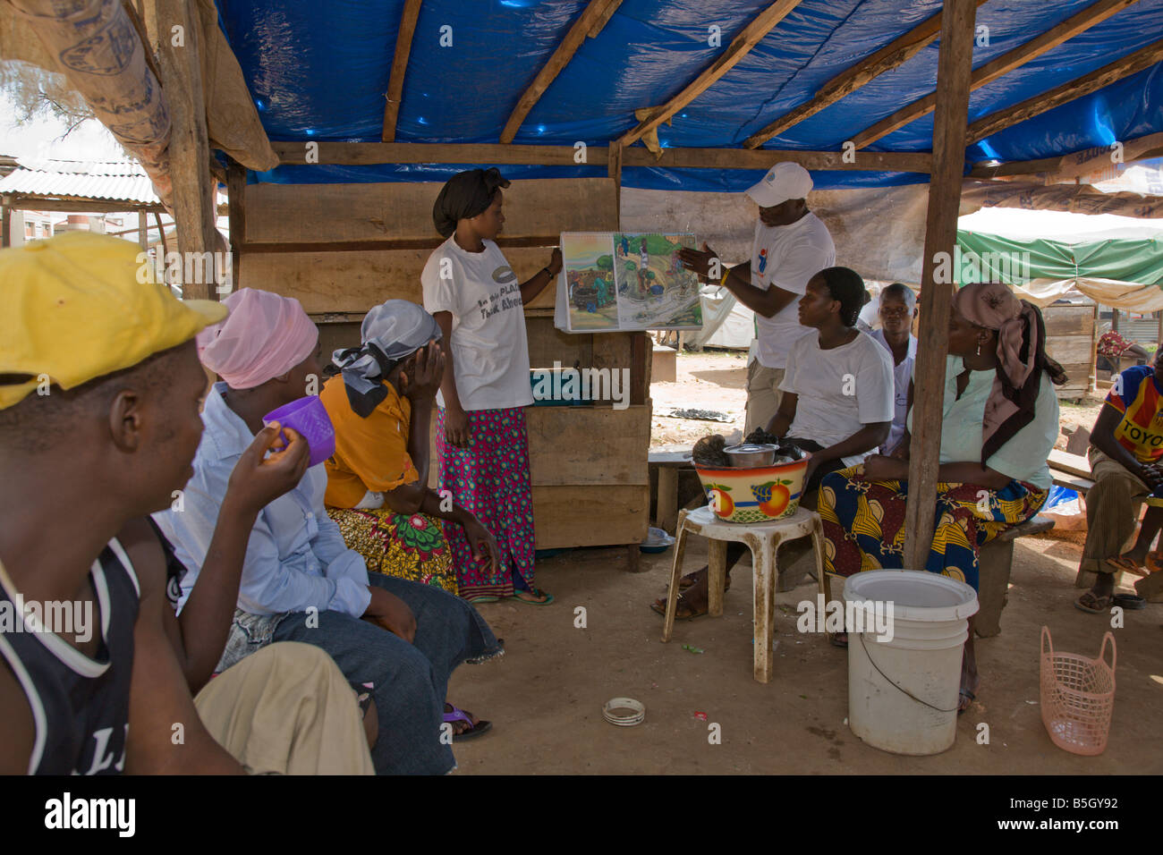 Un SFH comunicazione interpersonale conduttore del Durumi area di mercato di Abuja, Nigeria conduce una sessione su acqua sicura. Foto Stock