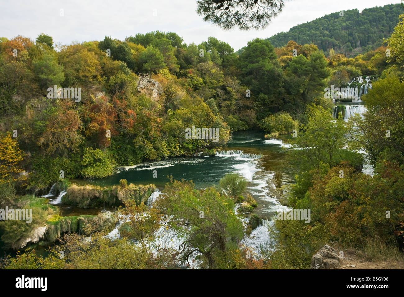 Skradinski buk cascate del fiume Krka in autunno sole Parco Nazionale di Krka Dalmazia Croazia Europa Foto Stock