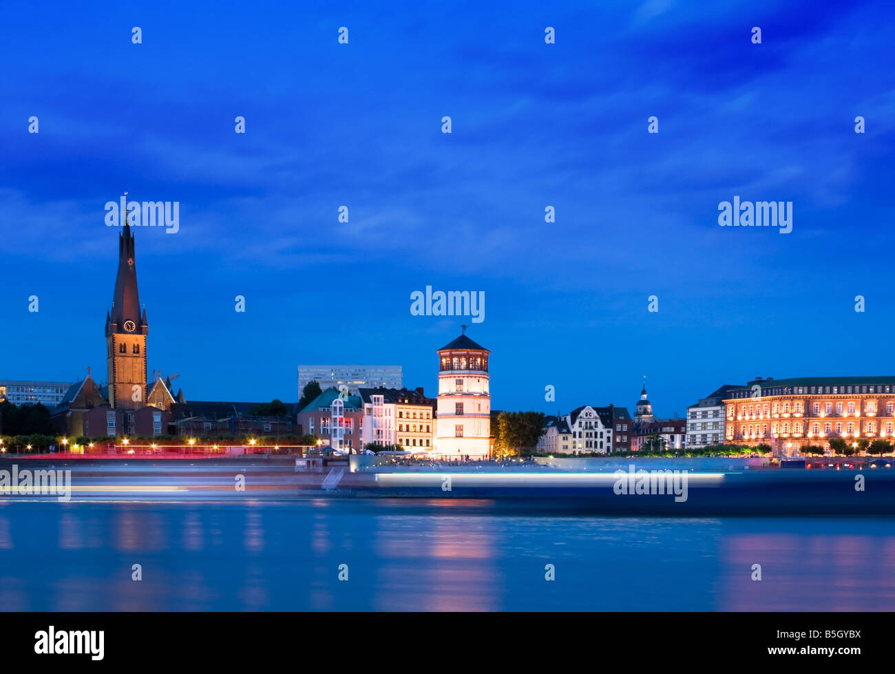 Dusseldorf Skyline al Blue ora Foto Stock