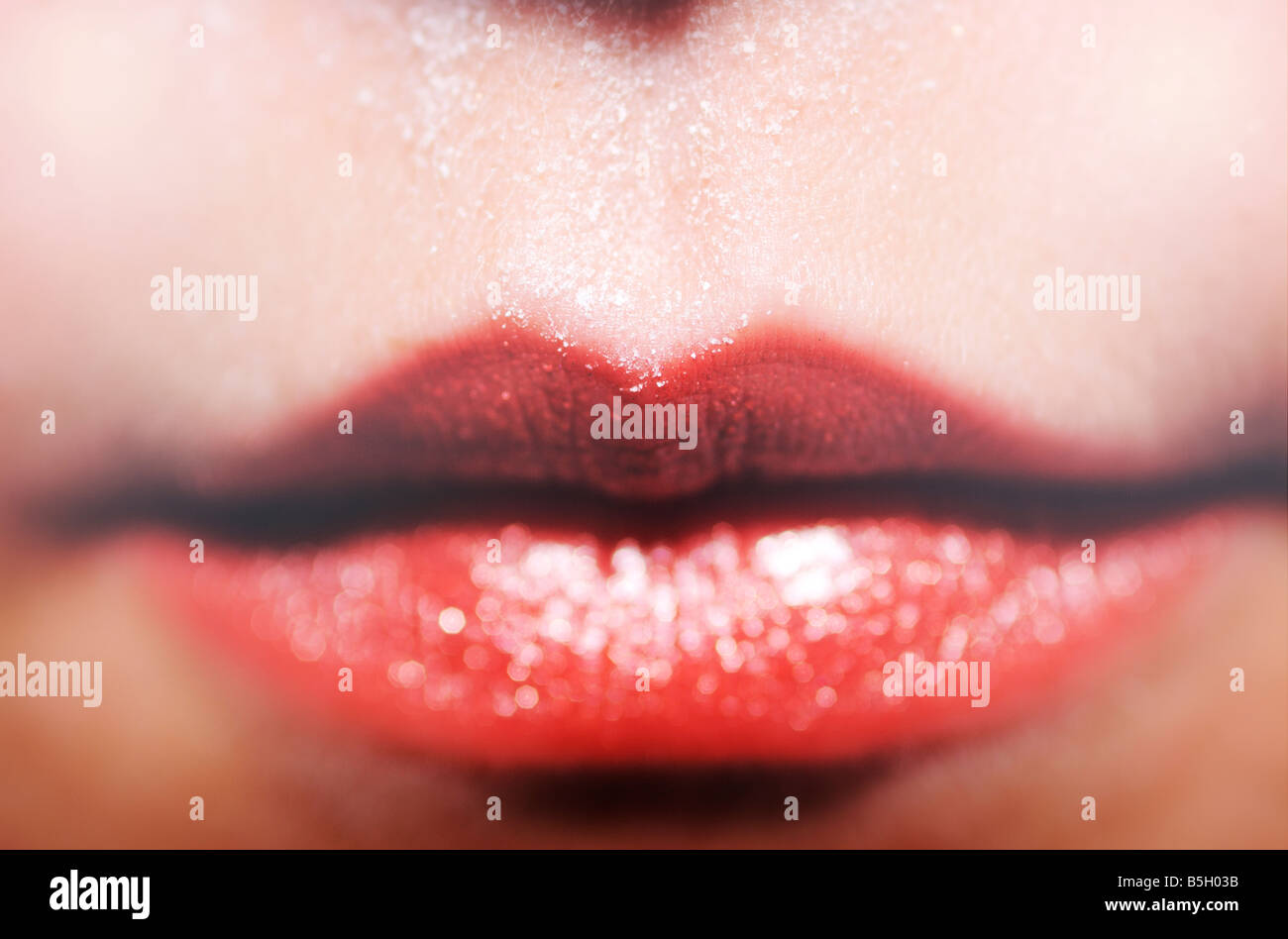 Simbolo per il consumo di cocaina/abuso, labbra rosse e polvere bianca Foto Stock