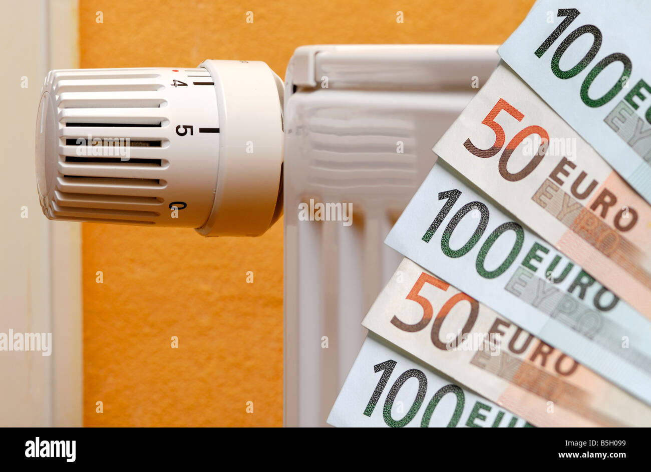Banconote e un riscaldamento, simbolo per le spese di riscaldamento Foto Stock