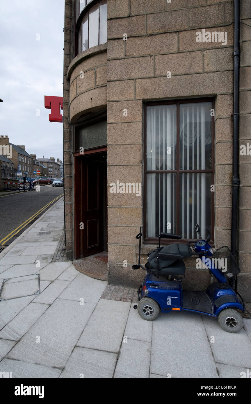 L'Unione Bar lavora uomini club nella città di pescatori di Peterhead, Aberdeenshire con un invalido auto parcheggiate al di fuori Foto Stock