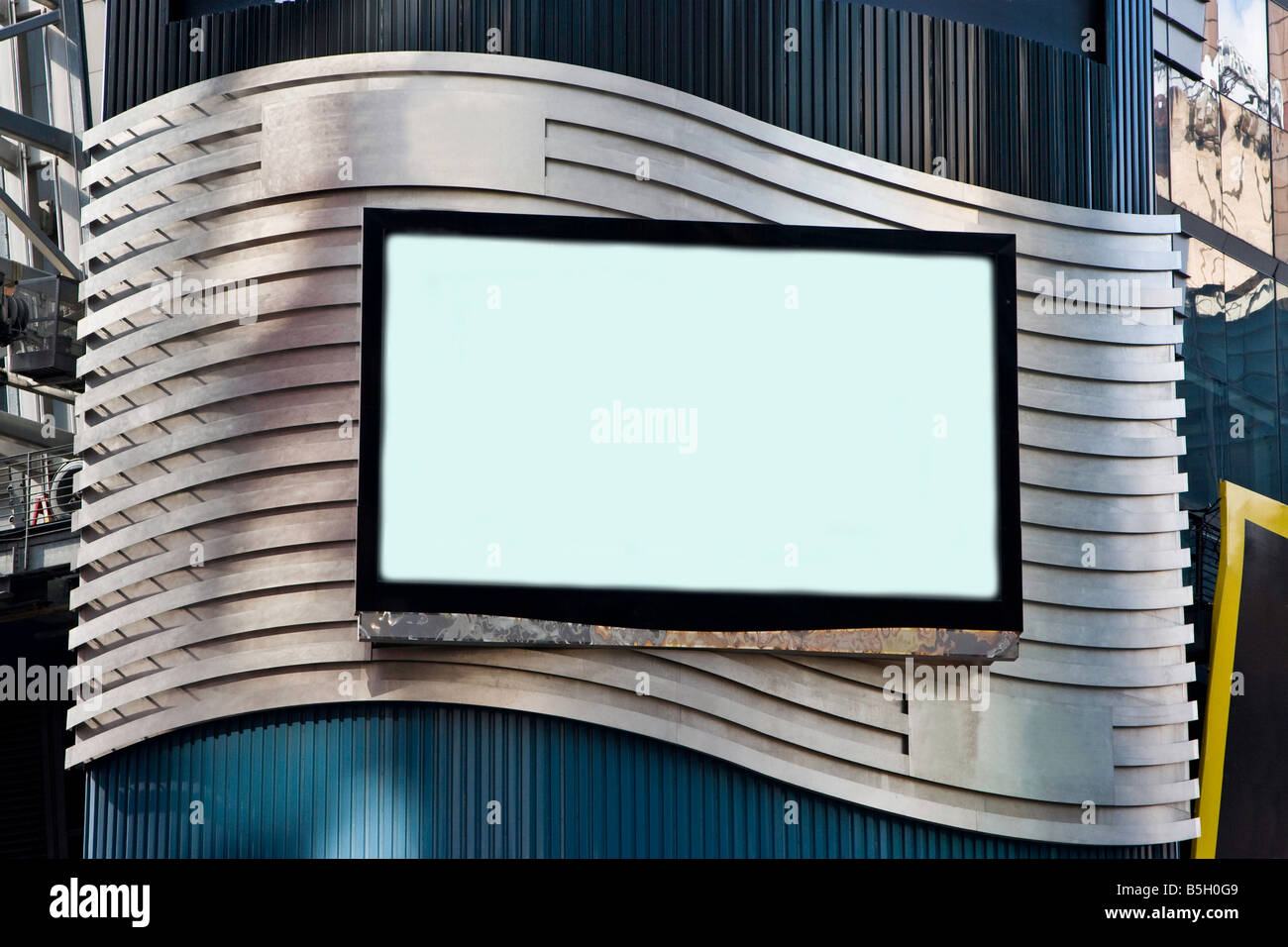 Un TV LCD su un edificio per un annuncio pubblicitario utilizzato come un cartellone telaio con bordo nero su un color argento di sfondo ondulata Foto Stock