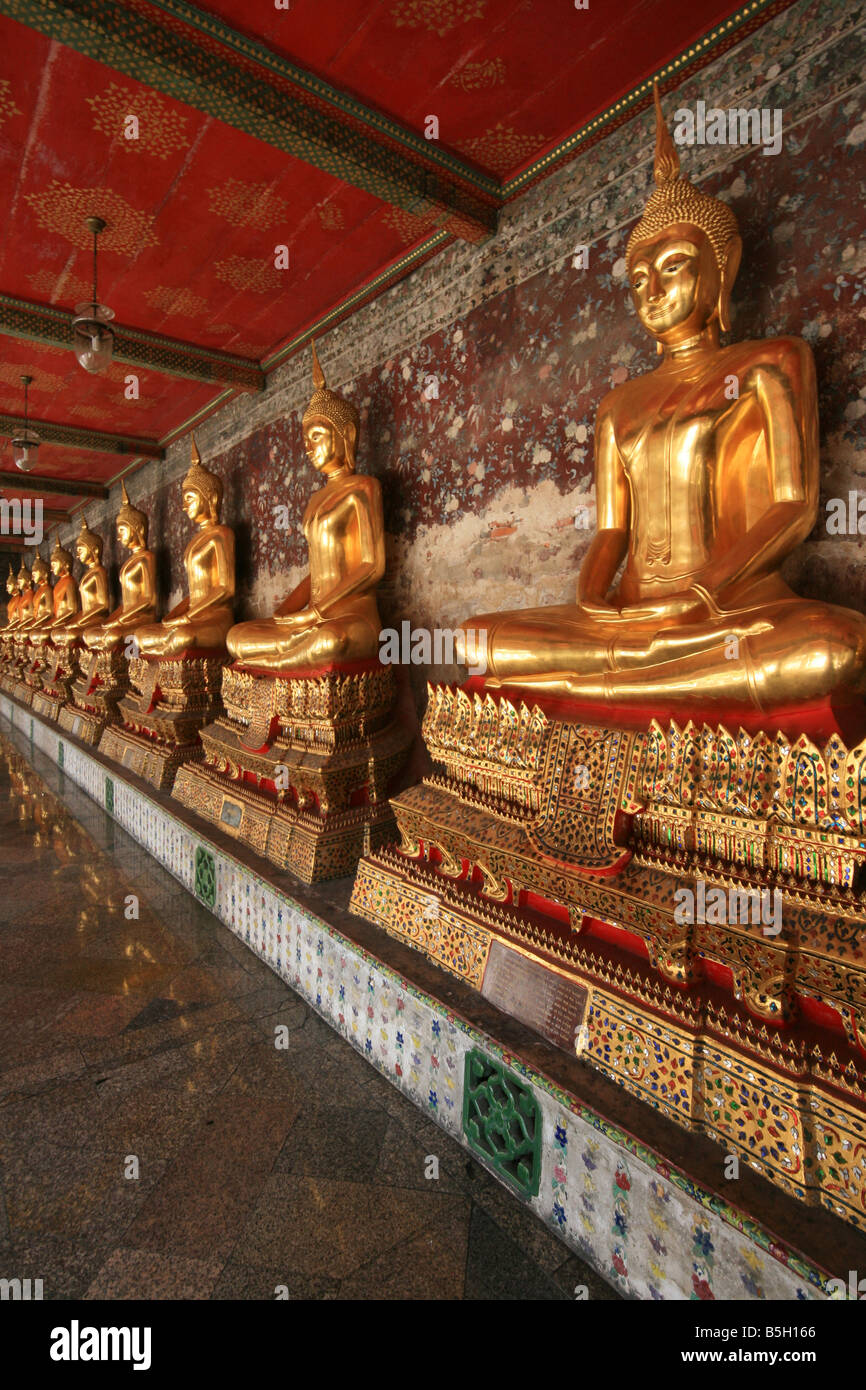 Le immagini del Buddha di Wat Suthat Thepwararam, Bangkok, Thailandia. Foto Stock