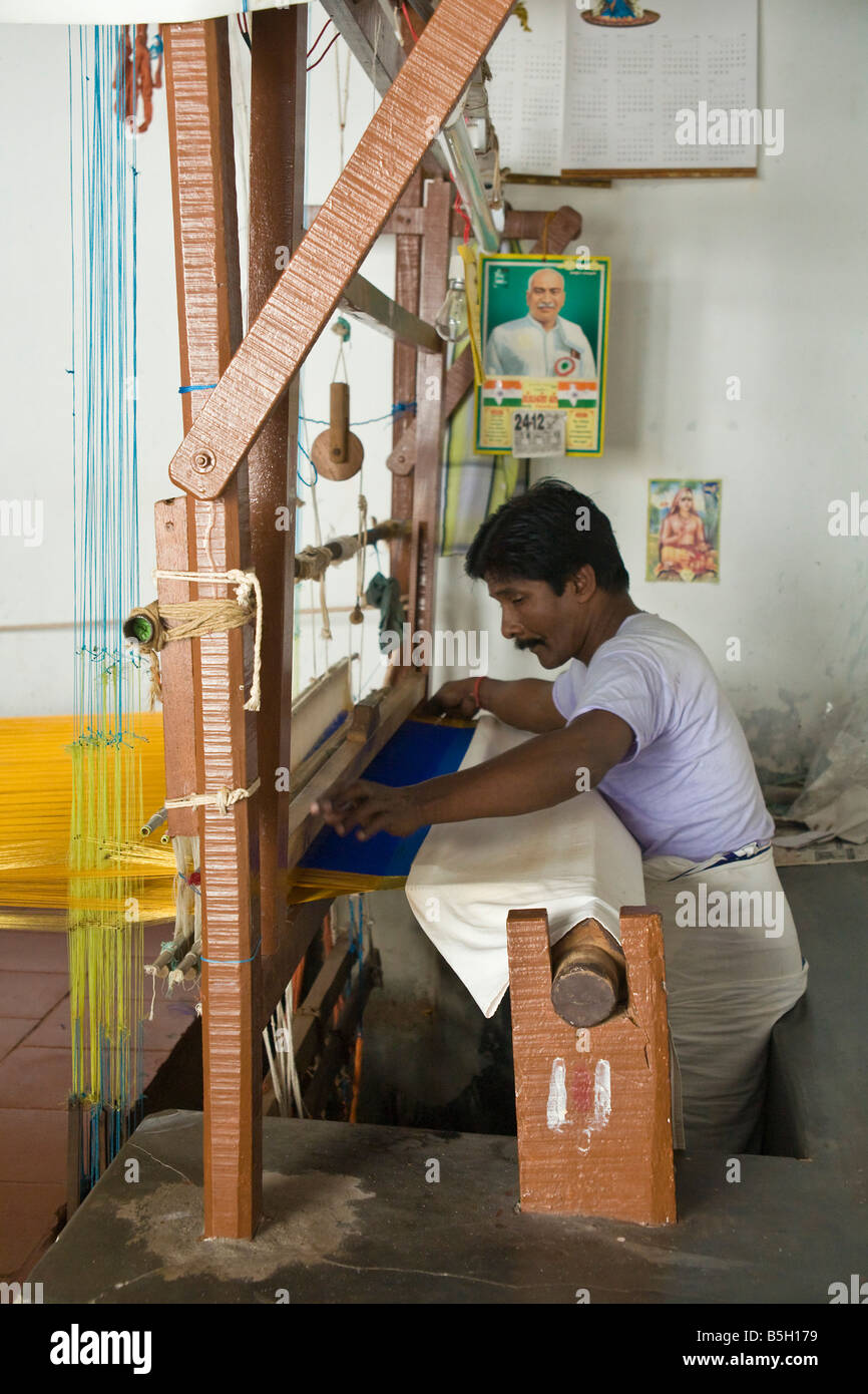 Weaver seduto su un telaio per la tessitura di una stoffa di seta Foto Stock