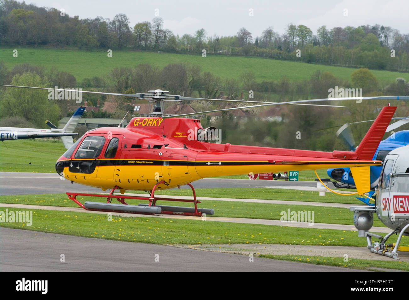 Rosso e Giallo elicottero G ORKY aerodromo Redhill Surrey elicotteri REGNO UNITO Foto Stock