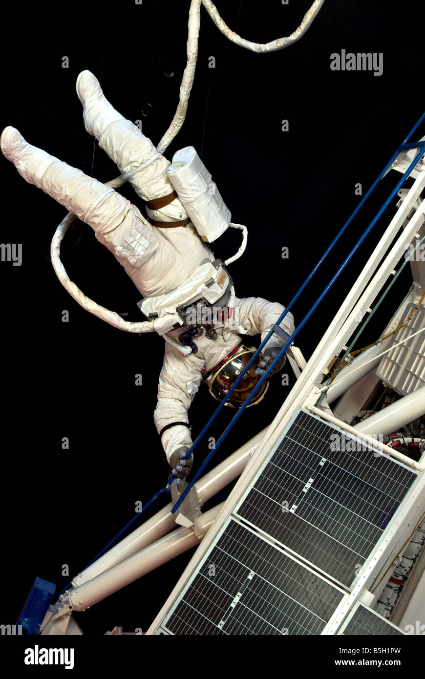 Mock up del astronauta in tuta spaziale su spacewalk di eseguire interventi di manutenzione sulla stazione spaziale satellitare ad Houston Space Center Foto Stock