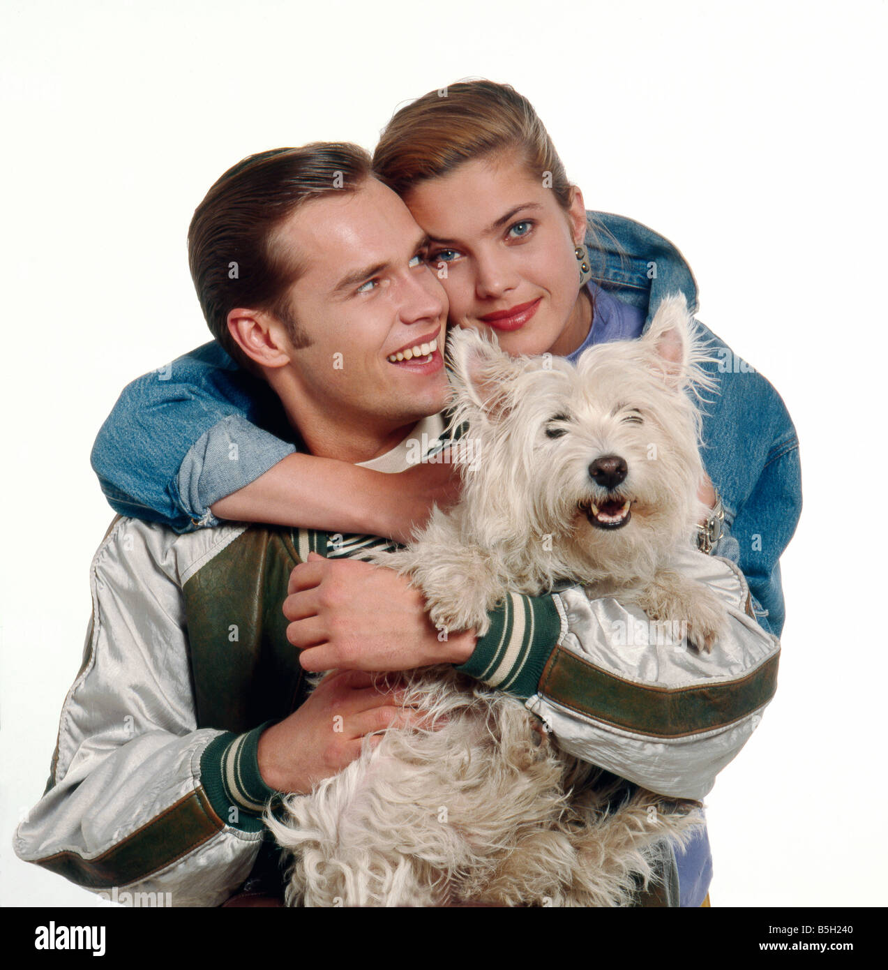 Felice coppia giovane con ci con il cane Foto Stock