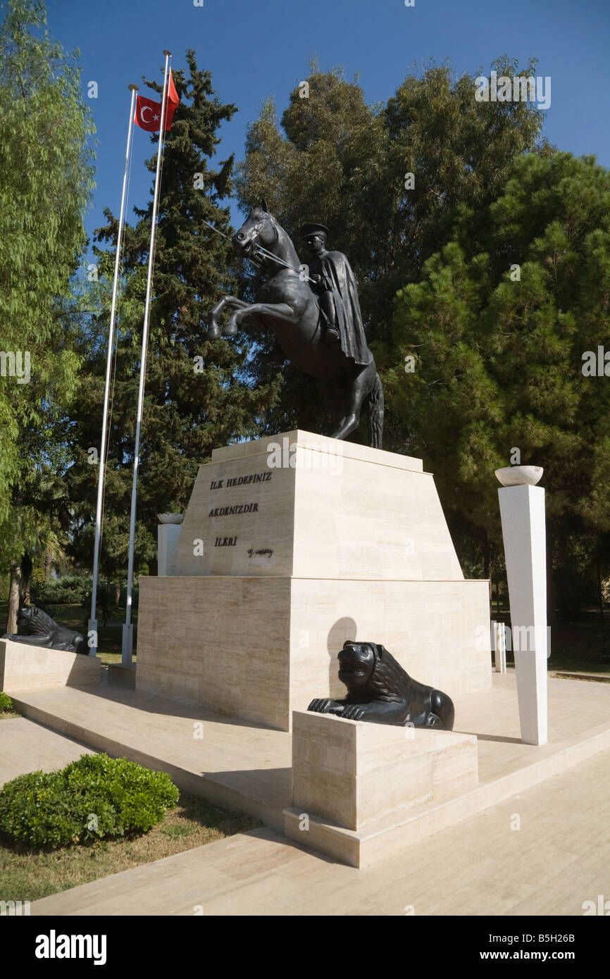 Mustafa Kemal Atatürk statua in FETHIYE Turchia; egli è stato il primo leader della moderna Repubblica di Turchia. Foto Stock