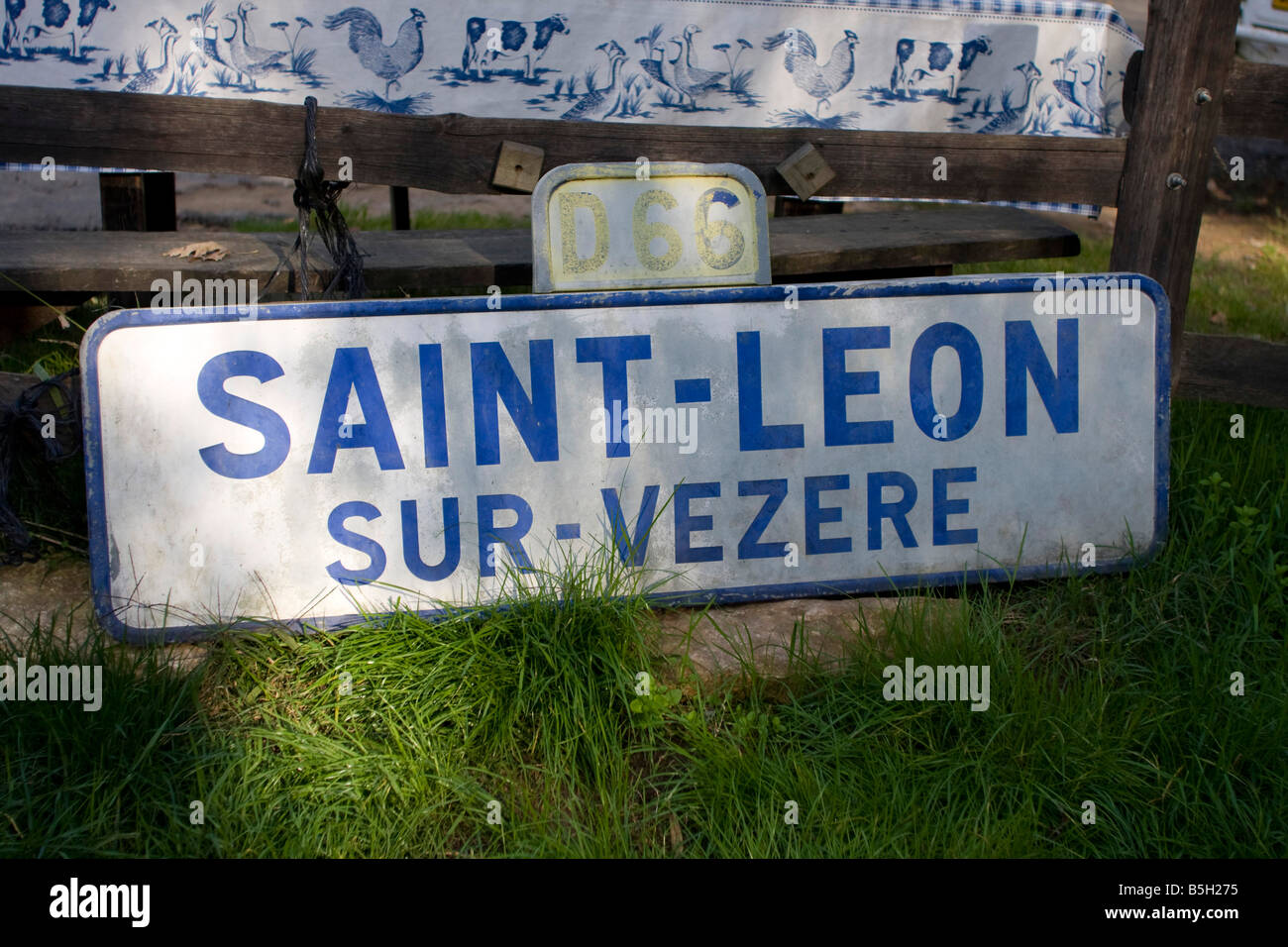 Cartello stradale di San Leon sur Vézère orizzontale. 87209_St Leon sur Vezere Foto Stock