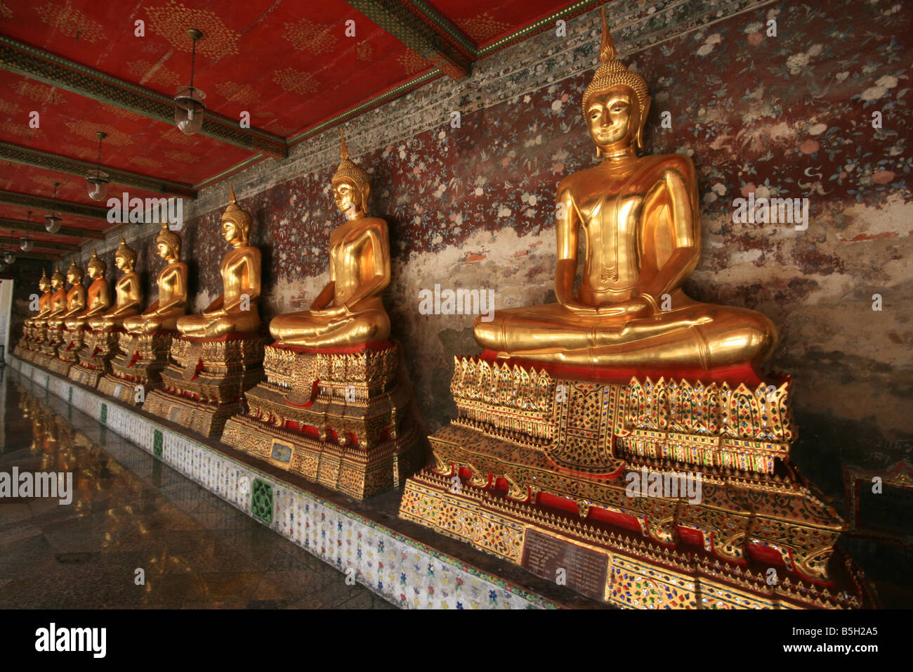 Le immagini del Buddha di Wat Suthat Thepwararam, Bangkok, Thailandia. Foto Stock