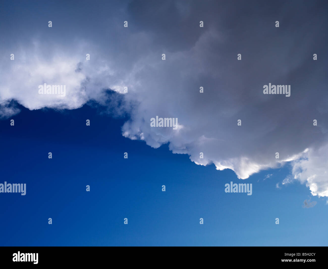 Il cloud e cielo blu tempesta di raccolta orizzontale Foto Stock