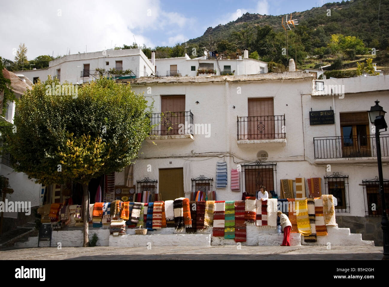 Realizzato localmente tappeti e moquette in vendita in Pampaneira piazza del villaggio in Sierra Nevada Spagna meridionale Foto Stock