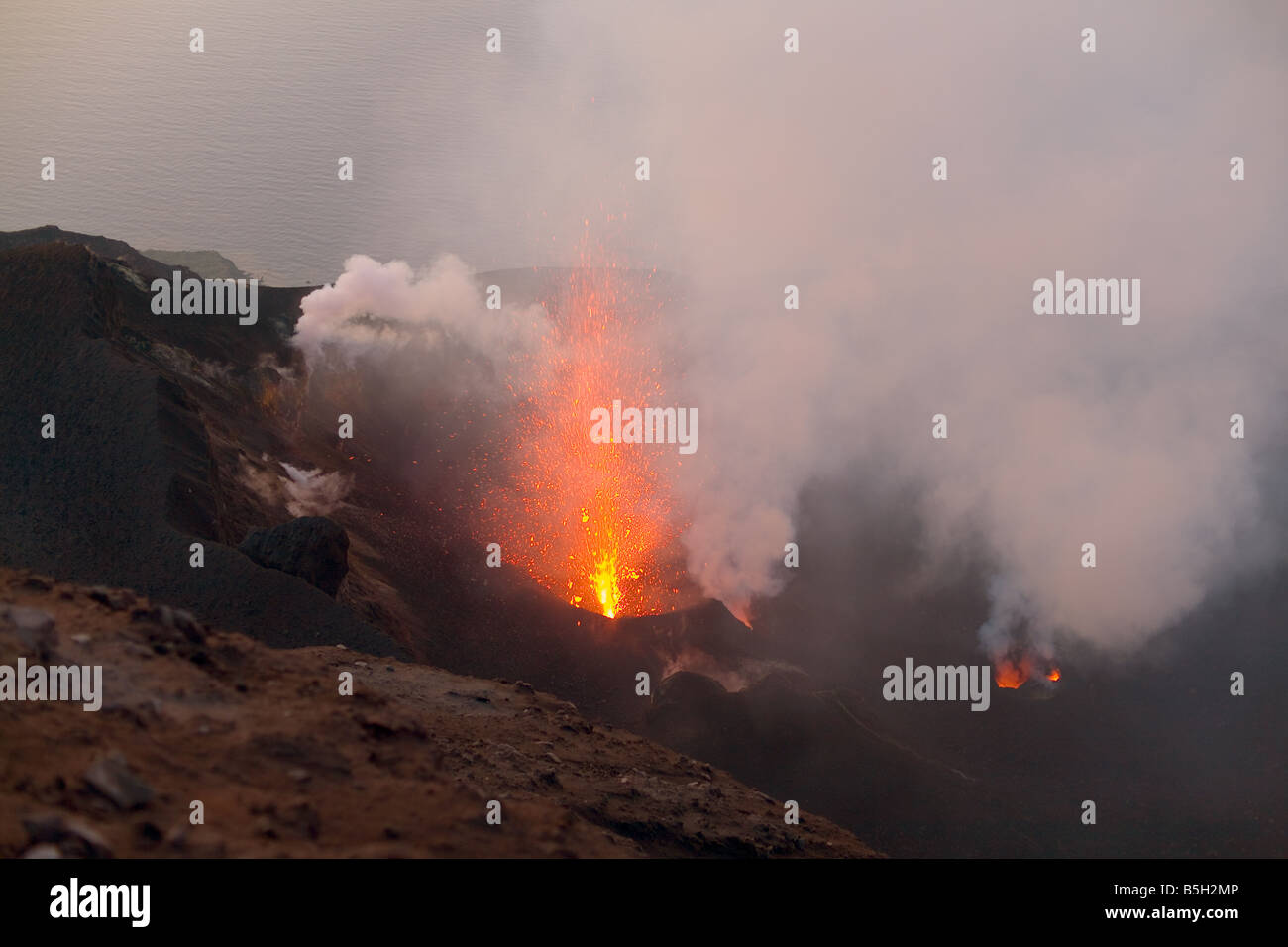 Forte eruzione dalla bocca attiva Strombli dentro il cratere, Isole Eolie, Italia Foto Stock
