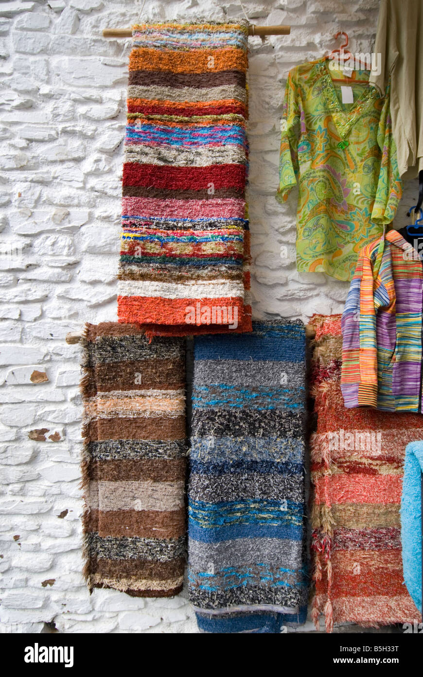 Dettaglio del locale fatto a mano tappeti e moquette in vendita nel villaggio di Pampaneira in Sierra Nevada Spagna meridionale Foto Stock
