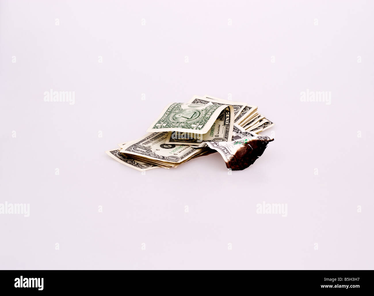 Pila di moneta degli Stati Uniti con un olocausto bill nel mezzo. Foto Stock