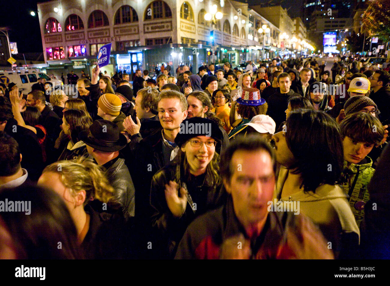 Seattle, 04.11. 2008. Le persone si radunano spontaneamente sulle strade di Seattle per celebrare la storica vittoria di Barack Obama. Foto Stock