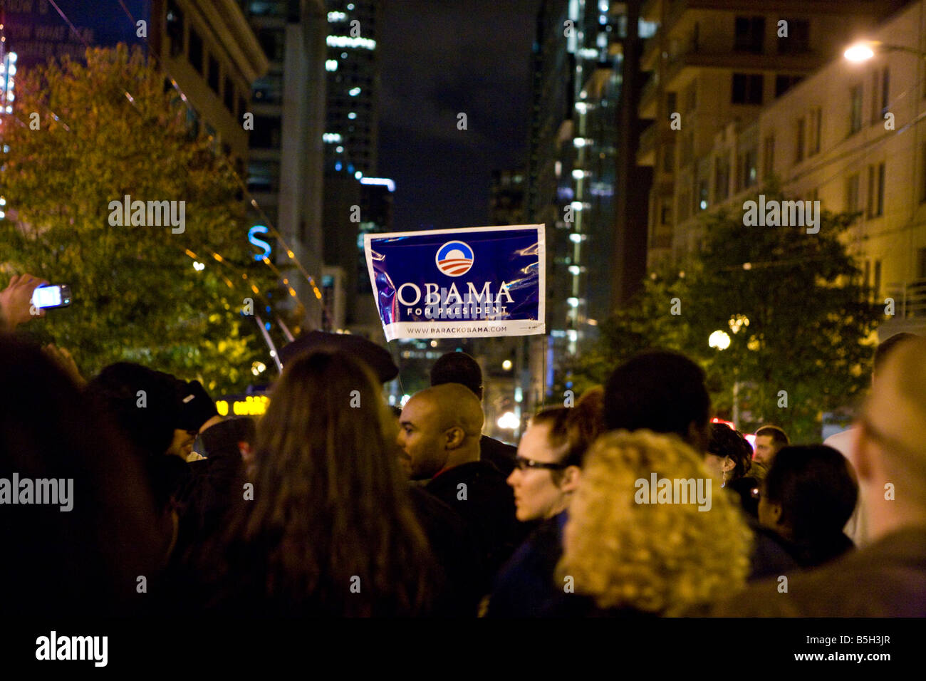Seattle, 04.11. 2008. Le persone si radunano spontaneamente sulle strade di Seattle per celebrare la storica vittoria di Barack Obama. Foto Stock