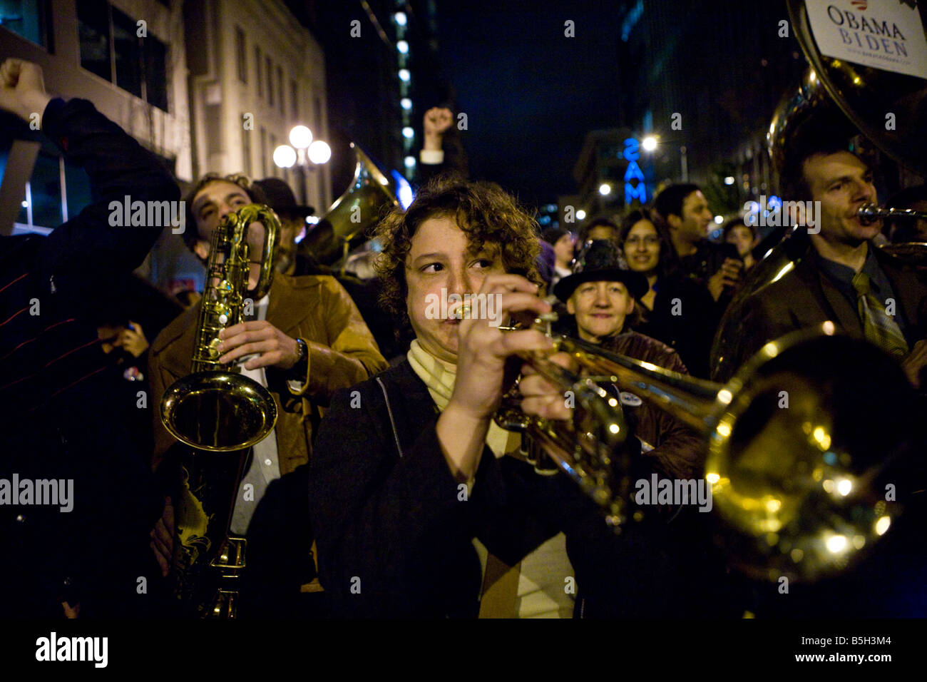 Seattle, 04.11. 2008. La gente ballare come Balkan brass band play sul 1ST Ave. in Seattle nella notte di Barack Obama la vittoria. Foto Stock