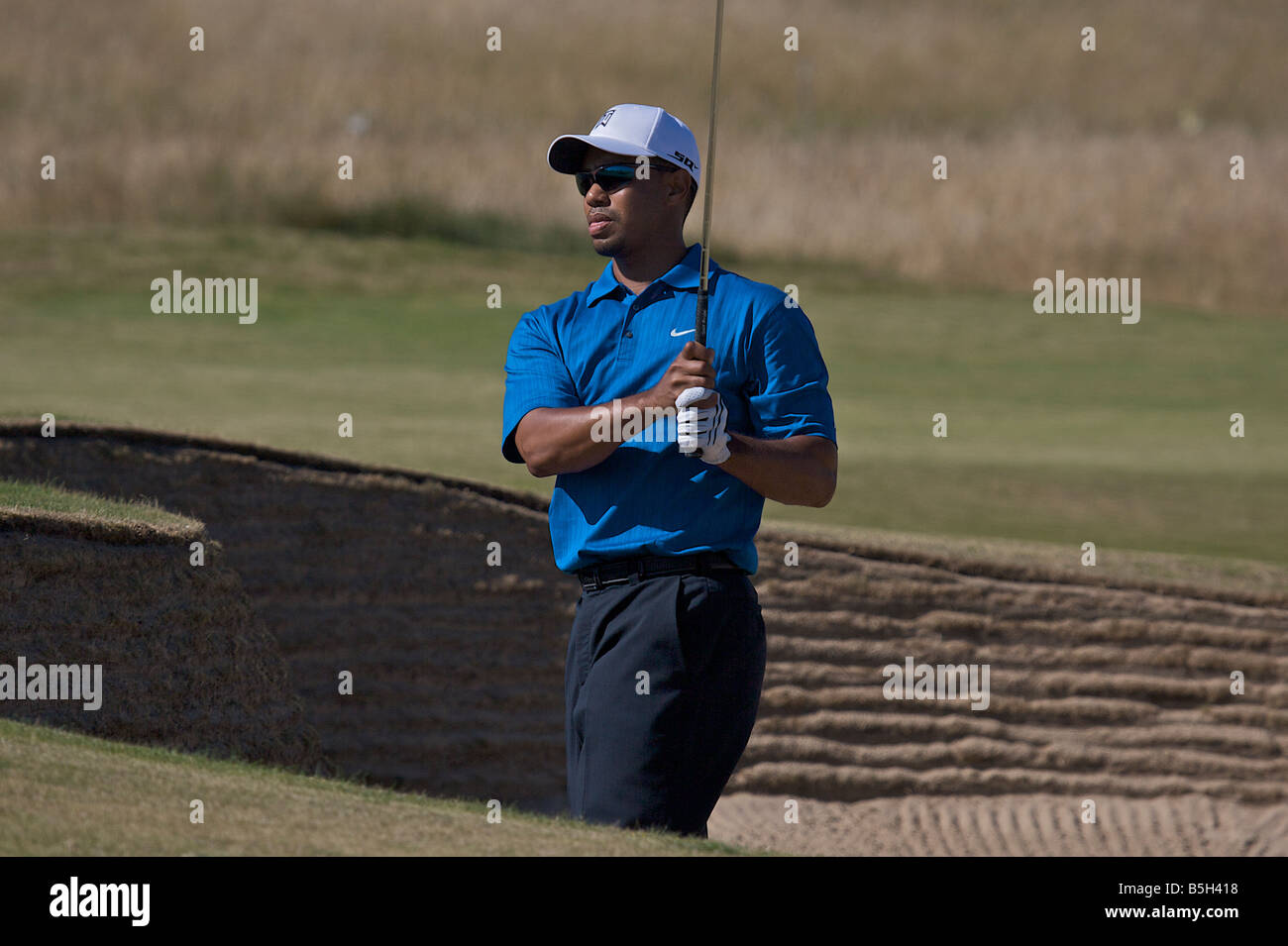 Tiger Woods giocando un bunker shot durante il British Open 2006 tenutasi al Royal Liverpool Golf Foto Stock