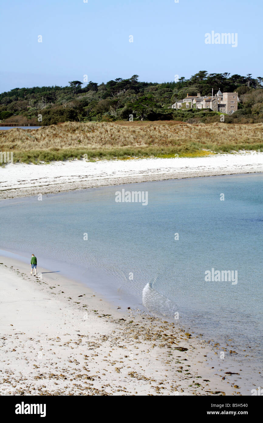 Vista di Tresco, isole Scilly, mostrando Tresco Abbey home del Dorrien famiglia Smith e la spiaggia della Baia di Pentle. Foto Stock
