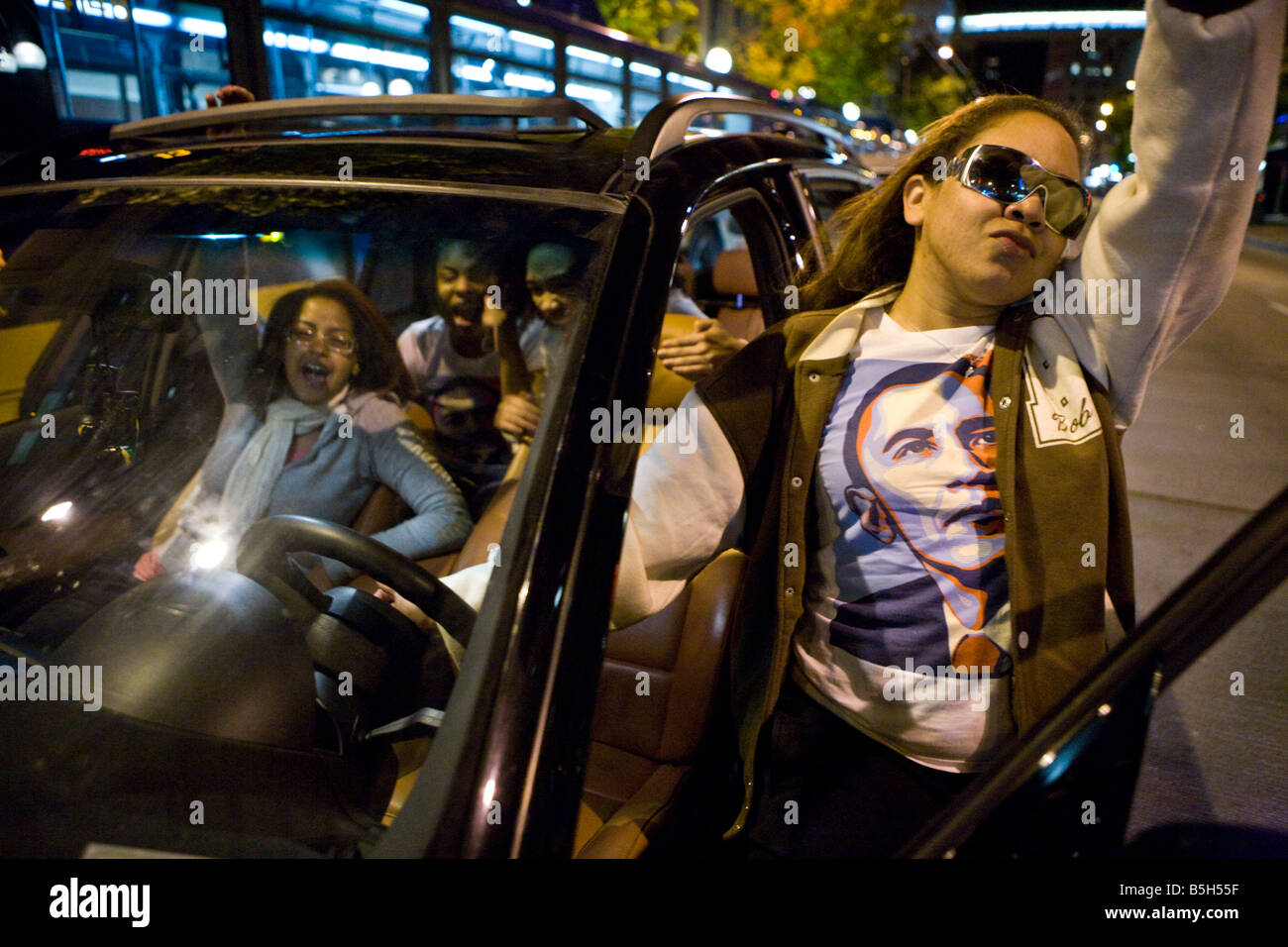 Seattle, 04.11. 2008. Le persone si radunano spontaneamente sulle strade di Seattle per celebrare la storica vittoria di Barack Obama. Foto Stock