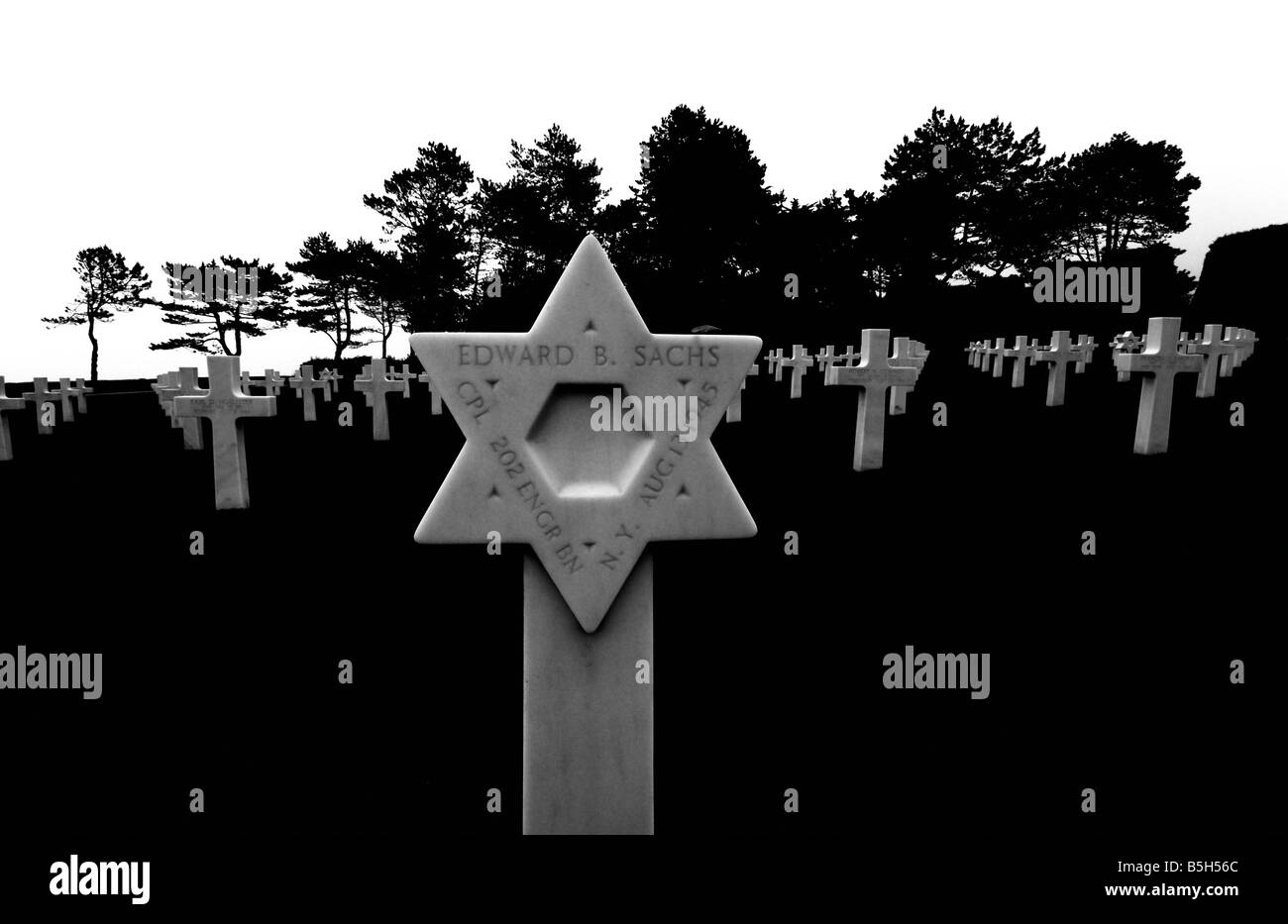 La Normandia, Francia. La tomba del soldato ebreo Edward Sachs presso la spiaggia di Omaha americano cimitero militare Foto Stock