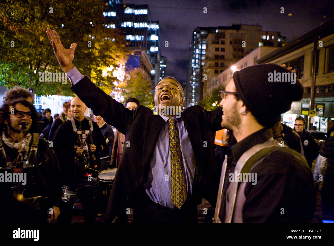 Seattle, 04.11. 2008. La gente ballare come Balkan brass band play sul 1ST Ave. in Seattle nella notte di Barack Obama la vittoria. Foto Stock