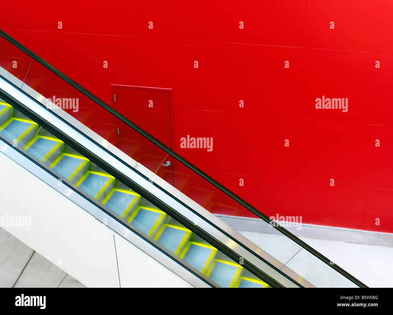 Stati Uniti d'America,Texas,Houston,escalator contro un rosso parete dipinta Foto Stock
