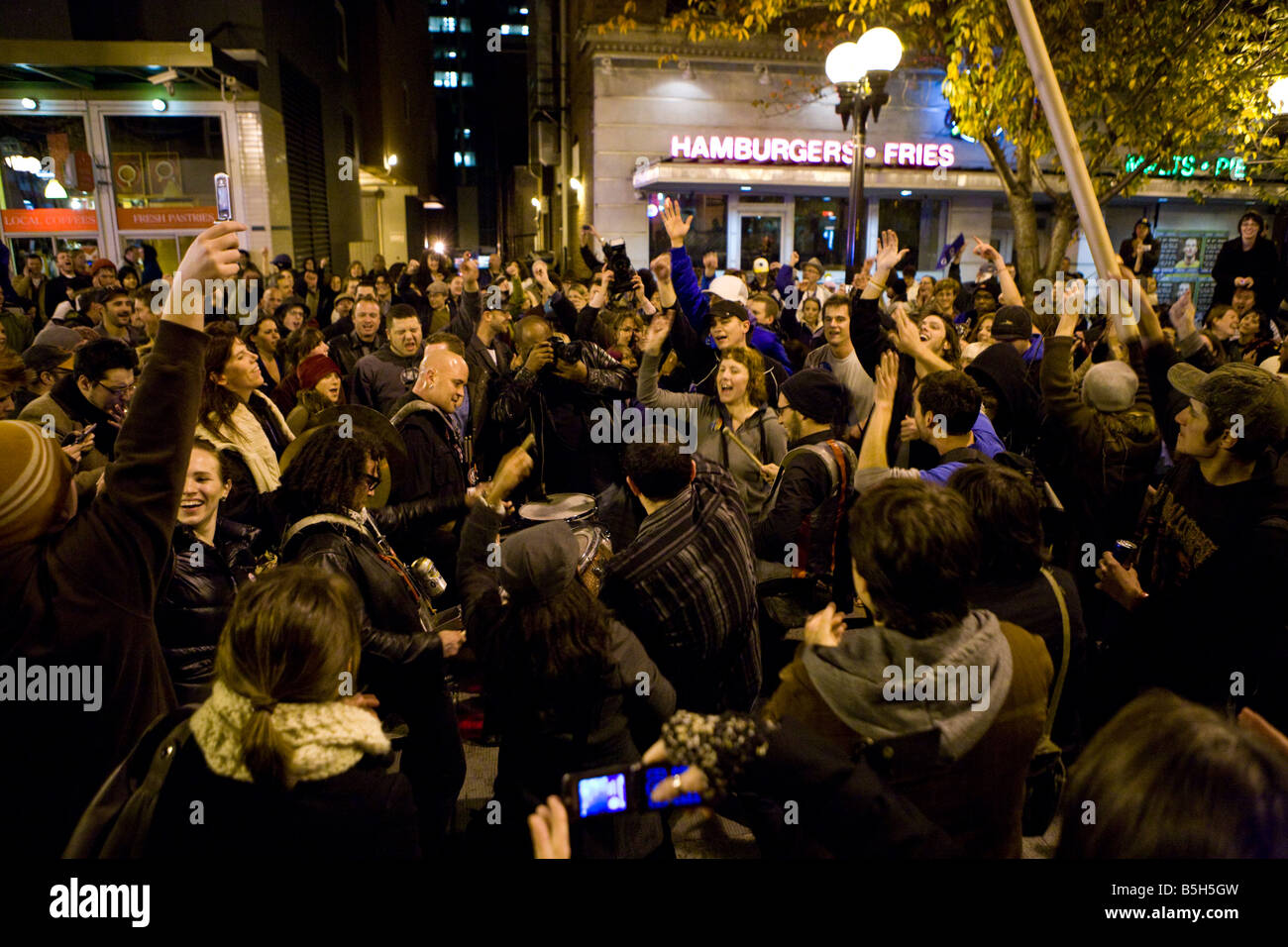 Seattle, 04.11. 2008. Le persone si radunano spontaneamente sulle strade di Seattle per celebrare la storica vittoria di Barack Obama. Foto Stock