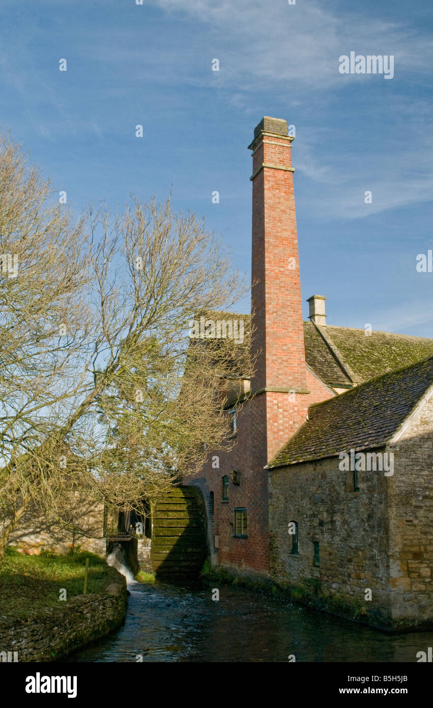 Il vecchio mulino in Lower Slaughter, un grazioso villaggio rurale in Cotswolds Gloucestershire. Foto Stock