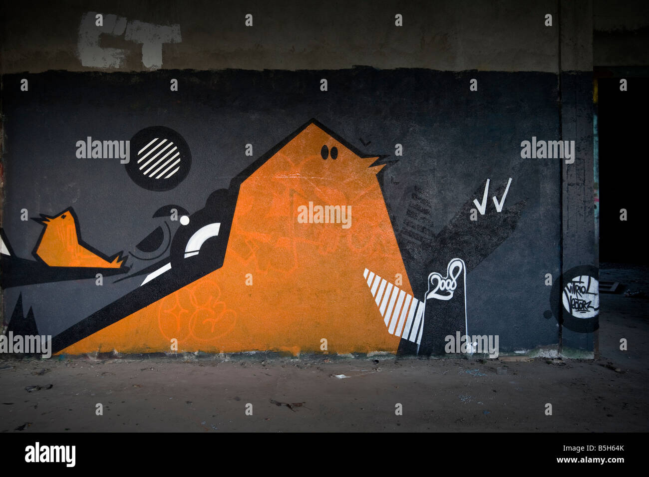 Un pezzo di graffiti in un sito brownfield fabbrica. Graffiti dans une usine désaffectée. Foto Stock