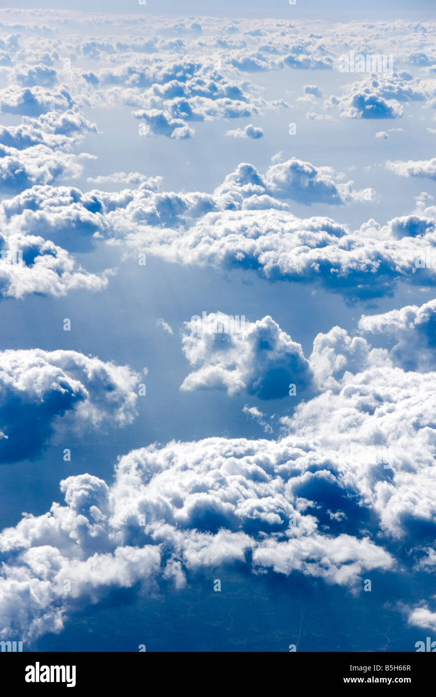 Vista al di sopra soffici nuvole in alta quota Foto Stock