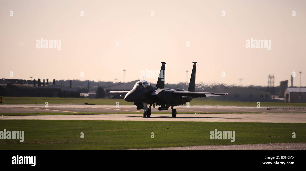 F-15 Strike Eagle e i taxi per prendere il via a RAF Lakenheath nel Suffolk, Inghilterra. Foto Stock