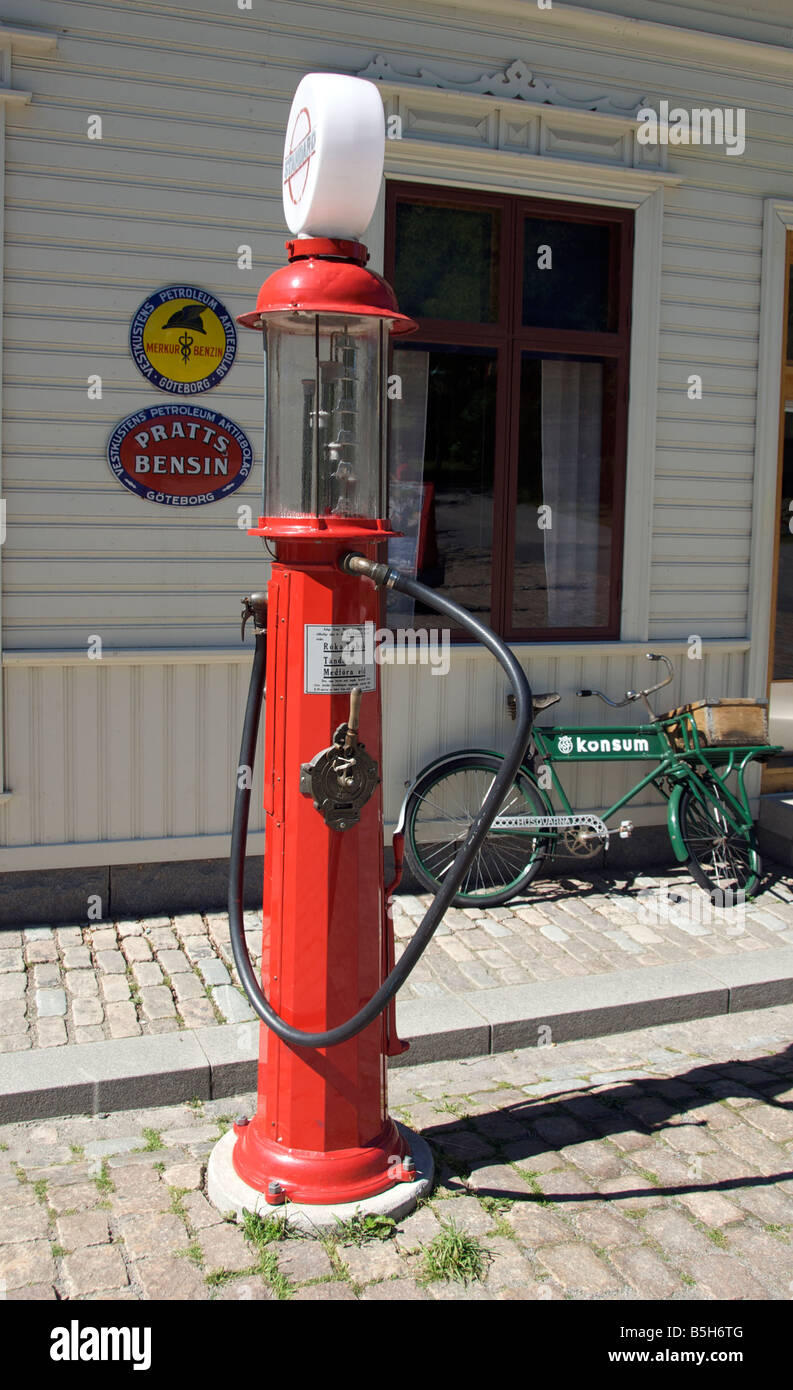 Vecchia pompa di benzina Skansen Djurgarden Stoccolma Svezia Foto Stock