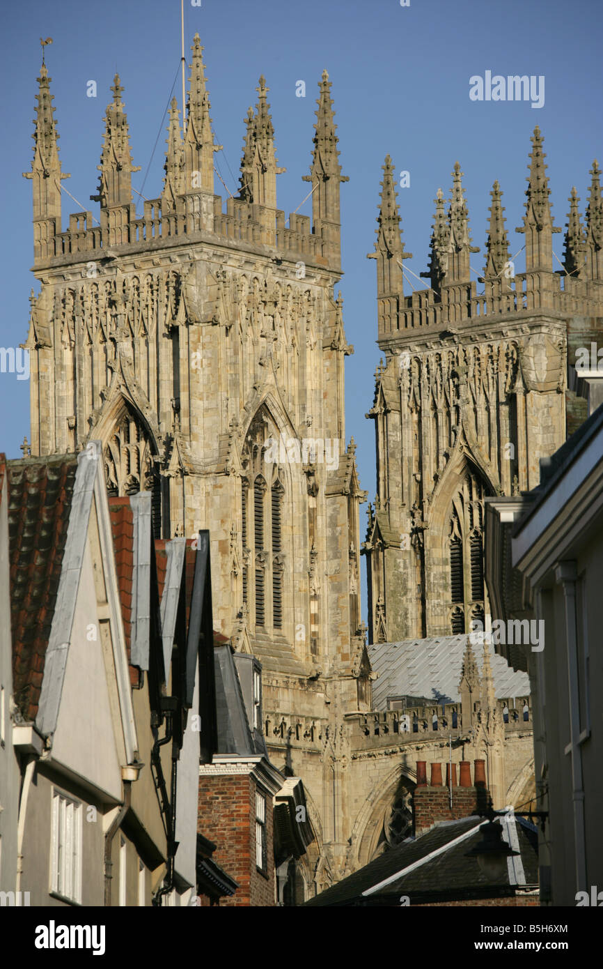 Città di York, Inghilterra. Vista ravvicinata di York Minster torri da bassa Petergate Street. Foto Stock