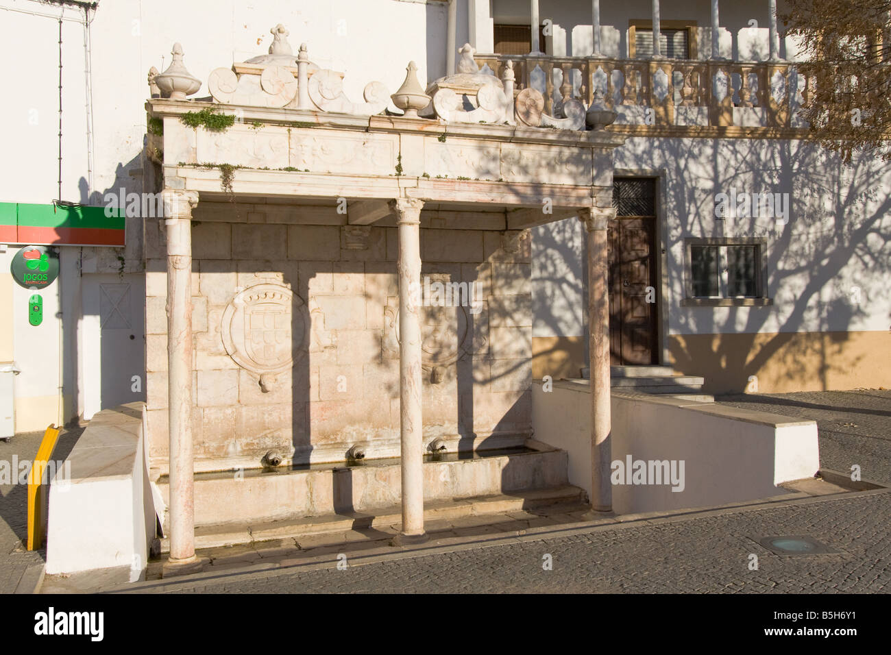 Il 'Fontinha', una fontana rinascimentale in Piazza della Repubblica, a Alter do Chão, distretto di Portalegre, Portogallo. Foto Stock
