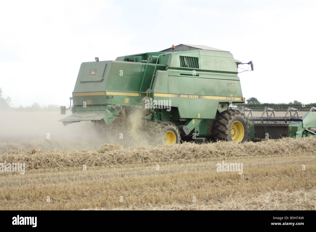 Una mietitrebbia John Deere Harvester in un duro lavoro. Foto Stock