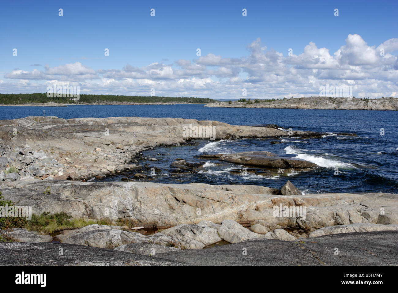 Vista su Tynderö, un'isola in Svezia. Foto Stock