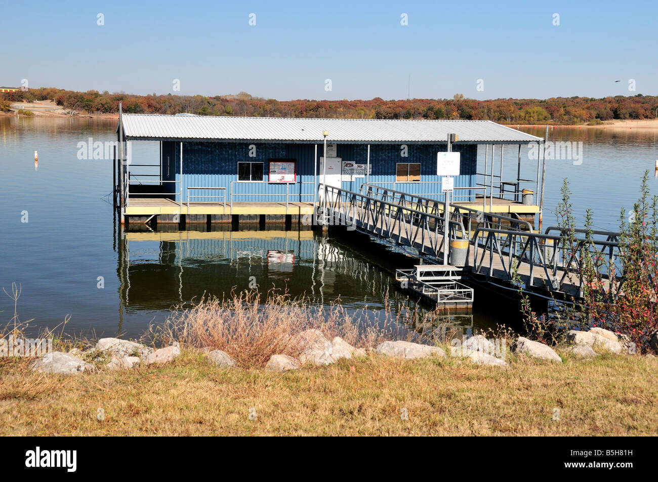 Una coperta dock di pesca sul lago di Arcadia in Oklahoma, Stati Uniti d'America. Foto Stock