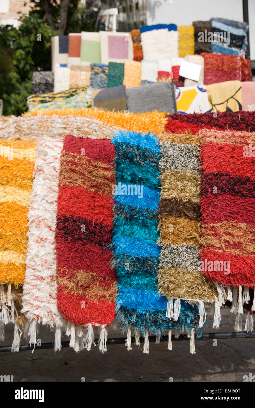 Dettaglio del locale fatto a mano tappeti e moquette in vendita nel villaggio di Pampaneira in Sierra Nevada Spagna meridionale Foto Stock