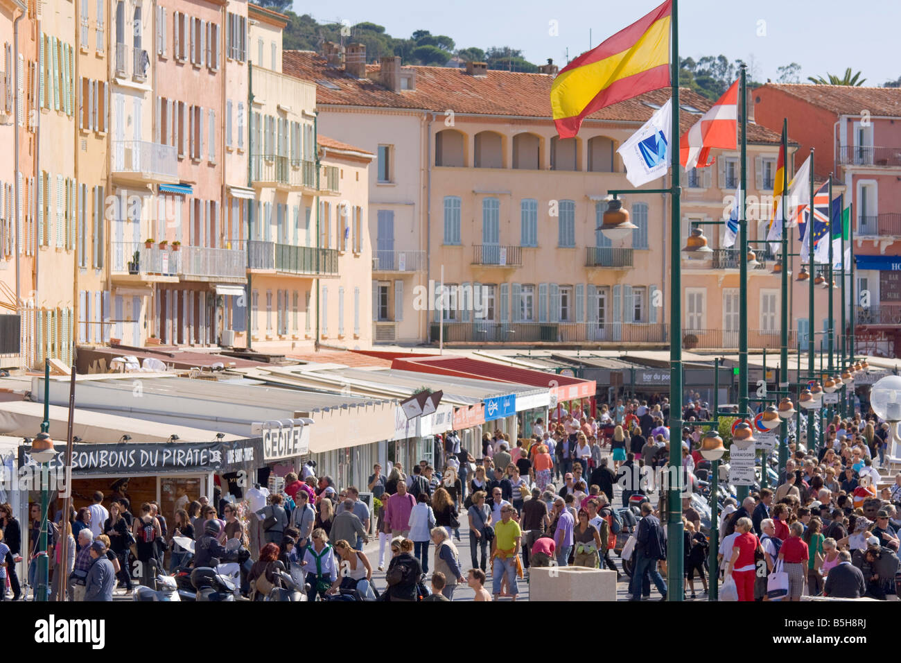 I turisti a piedi sulla strada del porto di Saint Tropez / Costa Azzurra / PROVENZA / Francia meridionale Foto Stock