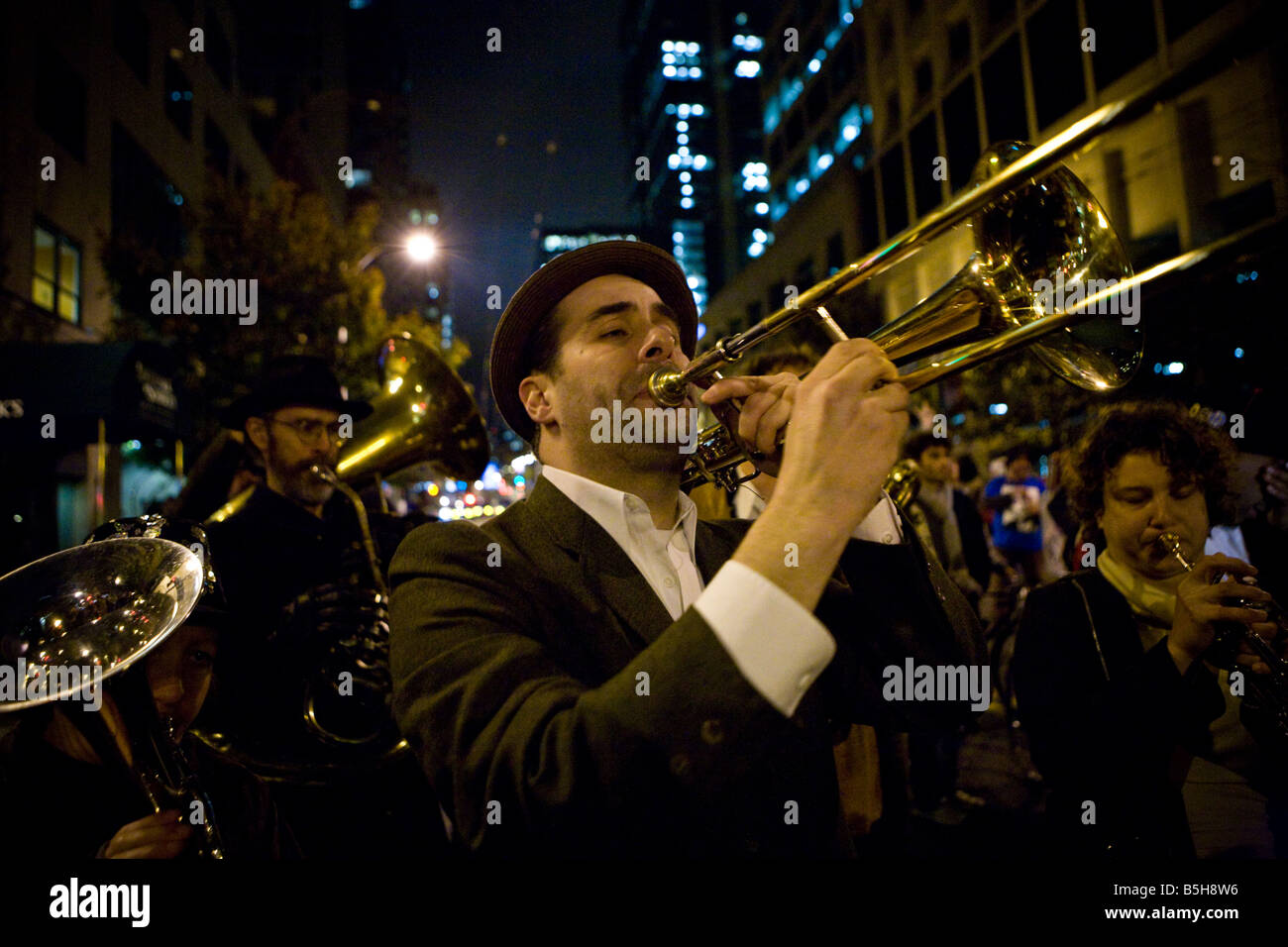 Seattle, 04.11. 2008. La gente ballare come Balkan brass band play sul 1ST Ave. in Seattle nella notte di Barack Obama la vittoria. Foto Stock