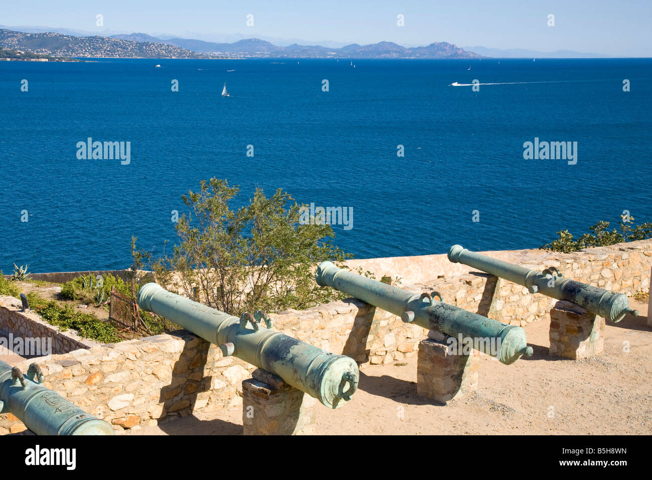 Il storici cannoni della cittadella di Saint Tropez si trova al di sopra della baia di Saint Tropez al Cote d Azur / Provence Foto Stock