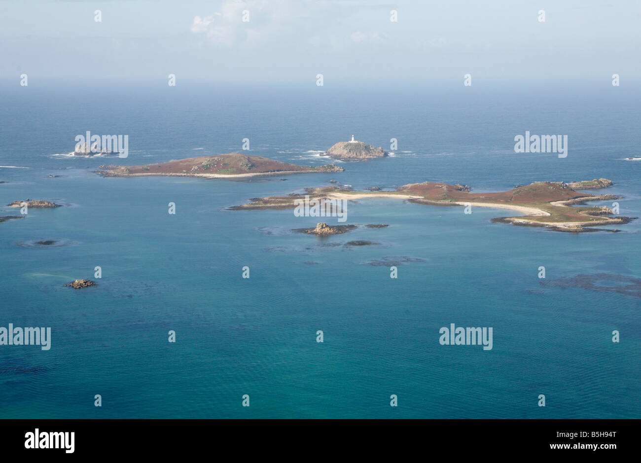 Alcune delle isole esterne delle Isole Scilly. Mostra Round Island con il suo faro e tean, Saint Helens e uomini-a-Vaur. Foto Stock